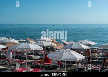 Sotchi, Russie - 05 juillet 2022 : plage de la ville au bord de la mer avec chaises longues et parasols. Banque D'Images