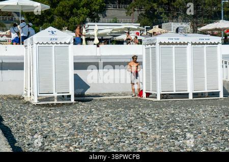 Sotchi, Russie - 05 juillet 2022 : cabine de douche blanche sur une plage de galets. Banque D'Images