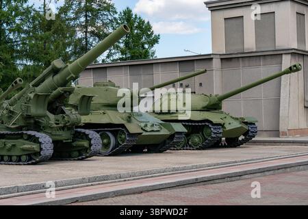 Grand char vert à la base militaire dans la ville. Banque D'Images