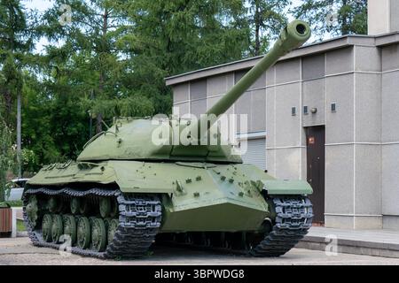 Grand char vert à la base militaire dans la ville. Banque D'Images