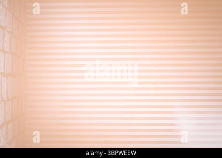 Le mur rayé blanc cassé beige horizontal montre un design plat simple à côté des carreaux de pierre pâle Banque D'Images