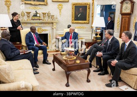 9 juillet 2025, Washington, District de Columbia, États-Unis : le président Donald Trump s’entretient avec le président gabonais Brice Clotaire Oligui Nguema dans le bureau ovale, mercredi 9 juillet 2025, avant un déjeuner multilatéral avec des dirigeants africains. (Crédit image : © Daniel Torok/Maison Blanche/ZUMA Press Wire) USAGE ÉDITORIAL SEULEMENT ! Non destiné à UN USAGE commercial ! Banque D'Images