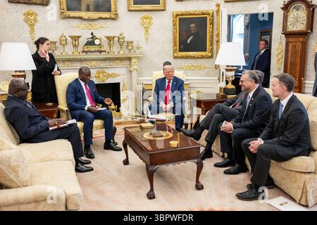 9 juillet 2025, Washington, District de Columbia, États-Unis : le président Donald Trump s’entretient avec le président gabonais Brice Clotaire Oligui Nguema dans le bureau ovale, mercredi 9 juillet 2025, avant un déjeuner multilatéral avec des dirigeants africains. (Crédit image : © Daniel Torok/Maison Blanche/ZUMA Press Wire) USAGE ÉDITORIAL SEULEMENT ! Non destiné à UN USAGE commercial ! Banque D'Images