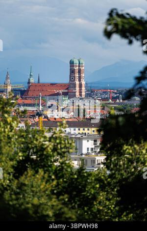 Munich, Allemagne. 07 juillet 2025. Vue de la vieille ville de Munich (Bavière) le 07.07.2025. Entre autres, on peut voir la nouvelle mairie sur Marienplatz, l'église paroissiale de l'Alter Pierre et la Frauenkirche (cathédrale notre-Dame), ainsi que de nombreuses grues de construction et les montagnes des Alpes dans la brume. Le paysage urbain de Munich est caractérisé par des bâtiments centenaires. Avec 1,5 millions d'habitants, Munich est la ville la plus peuplée de Bavière, la troisième plus grande municipalité d'Allemagne et l'une des villes les plus visitées d'Europe. Crédit : Matthias Balk/dpa/Alamy Live News Banque D'Images