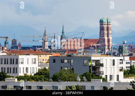 Munich, Allemagne. 07 juillet 2025. Vue de la vieille ville de Munich (Bavière) le 07.07.2025. Entre autres, on peut voir la nouvelle mairie sur Marienplatz, l'église paroissiale de l'Alter Pierre et la Frauenkirche (cathédrale notre-Dame), ainsi que de nombreuses grues de construction et les montagnes des Alpes dans la brume. Le paysage urbain de Munich est caractérisé par des bâtiments centenaires. Avec 1,5 millions d'habitants, Munich est la ville la plus peuplée de Bavière, la troisième plus grande municipalité d'Allemagne et l'une des villes les plus visitées d'Europe. Crédit : Matthias Balk/dpa/Alamy Live News Banque D'Images