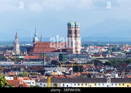 Munich, Allemagne. 07 juillet 2025. Vue de la vieille ville de Munich (Bavière) le 07.07.2025. Entre autres, on peut voir la nouvelle mairie sur Marienplatz, l'église paroissiale de l'Alter Pierre et la Frauenkirche (cathédrale notre-Dame), ainsi que de nombreuses grues de construction et les montagnes des Alpes dans la brume. Le paysage urbain de Munich est caractérisé par des bâtiments centenaires. Avec 1,5 millions d'habitants, Munich est la ville la plus peuplée de Bavière, la troisième plus grande municipalité d'Allemagne et l'une des villes les plus visitées d'Europe. Crédit : Matthias Balk/dpa/Alamy Live News Banque D'Images