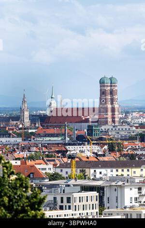 Munich, Allemagne. 07 juillet 2025. Vue de la vieille ville de Munich (Bavière) le 07.07.2025. Entre autres, on peut voir la nouvelle mairie sur Marienplatz, l'église paroissiale de l'Alter Pierre et la Frauenkirche (cathédrale notre-Dame), ainsi que de nombreuses grues de construction et les montagnes des Alpes dans la brume. Le paysage urbain de Munich est caractérisé par des bâtiments centenaires. Avec 1,5 millions d'habitants, Munich est la ville la plus peuplée de Bavière, la troisième plus grande municipalité d'Allemagne et l'une des villes les plus visitées d'Europe. Crédit : Matthias Balk/dpa/Alamy Live News Banque D'Images