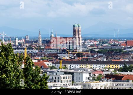Munich, Allemagne. 07 juillet 2025. Vue de la vieille ville de Munich (Bavière) le 07.07.2025. Entre autres, on peut voir la nouvelle mairie sur Marienplatz, l'église paroissiale de l'Alter Pierre et la Frauenkirche (cathédrale notre-Dame), ainsi que de nombreuses grues de construction et les montagnes des Alpes dans la brume. Le paysage urbain de Munich est caractérisé par des bâtiments centenaires. Avec 1,5 millions d'habitants, Munich est la ville la plus peuplée de Bavière, la troisième plus grande municipalité d'Allemagne et l'une des villes les plus visitées d'Europe. Crédit : Matthias Balk/dpa/Alamy Live News Banque D'Images