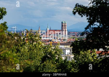 Munich, Allemagne. 07 juillet 2025. Vue de la vieille ville de Munich (Bavière) le 07.07.2025. Entre autres, on peut voir la nouvelle mairie sur Marienplatz, l'église paroissiale de l'Alter Pierre et la Frauenkirche (cathédrale notre-Dame), ainsi que de nombreuses grues de construction et les montagnes des Alpes dans la brume. Le paysage urbain de Munich est caractérisé par des bâtiments centenaires. Avec 1,5 millions d'habitants, Munich est la ville la plus peuplée de Bavière, la troisième plus grande municipalité d'Allemagne et l'une des villes les plus visitées d'Europe. Crédit : Matthias Balk/dpa/Alamy Live News Banque D'Images