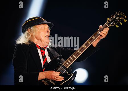 Duesseldorf, Allemagne. 08 juillet 2025. Angus Young, guitariste du groupe AC/DC, joue à un concert à Düsseldorf dans le cadre du PWR UP Tour 2025. Crédit : Christoph Reichwein/dpa/Alamy Live News Banque D'Images