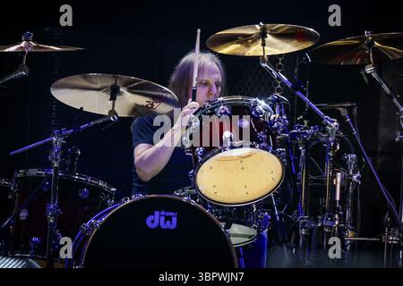 Duesseldorf, Allemagne. 08 juillet 2025. Matt Laug, batteur du groupe AC/DC, joue à un concert à Düsseldorf dans le cadre du PWR UP Tour 2025. Crédit : Christoph Reichwein/dpa/Alamy Live News Banque D'Images