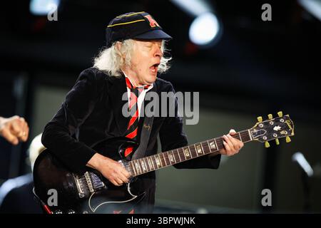 Duesseldorf, Allemagne. 08 juillet 2025. Angus Young, guitariste du groupe AC/DC, joue à un concert à Düsseldorf dans le cadre du PWR UP Tour 2025. Crédit : Christoph Reichwein/dpa/Alamy Live News Banque D'Images