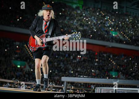 Duesseldorf, Allemagne. 08 juillet 2025. Angus Young, guitariste du groupe AC/DC, joue à un concert à Düsseldorf dans le cadre du PWR UP Tour 2025. Crédit : Christoph Reichwein/dpa/Alamy Live News Banque D'Images