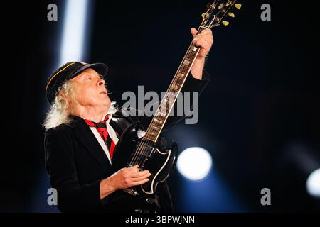 Duesseldorf, Allemagne. 08 juillet 2025. Angus Young, guitariste du groupe AC/DC, joue à un concert à Düsseldorf dans le cadre du PWR UP Tour 2025. Crédit : Christoph Reichwein/dpa/Alamy Live News Banque D'Images