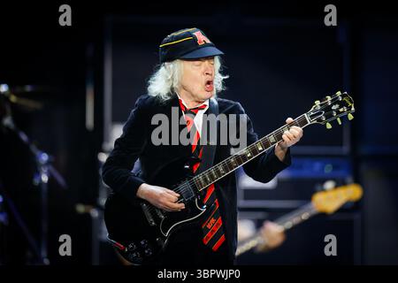 Duesseldorf, Allemagne. 08 juillet 2025. Angus Young, guitariste du groupe AC/DC, joue à un concert à Düsseldorf dans le cadre du PWR UP Tour 2025. Crédit : Christoph Reichwein/dpa/Alamy Live News Banque D'Images