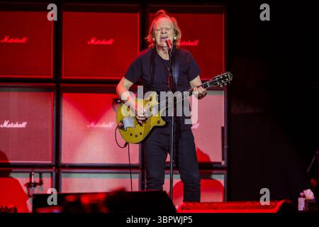 Duesseldorf, Allemagne. 08 juillet 2025. Stevie Young, guitariste du groupe AC/DC, joue à un concert à Düsseldorf dans le cadre du PWR UP Tour 2025. Crédit : Christoph Reichwein/dpa/Alamy Live News Banque D'Images