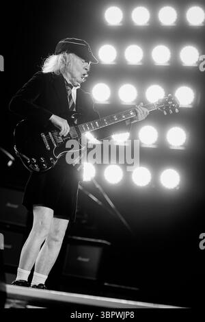 Duesseldorf, Allemagne. 08 juillet 2025. Angus Young, guitariste du groupe AC/DC, joue à un concert à Düsseldorf dans le cadre du PWR UP Tour 2025. Crédit : Christoph Reichwein/dpa/Alamy Live News Banque D'Images