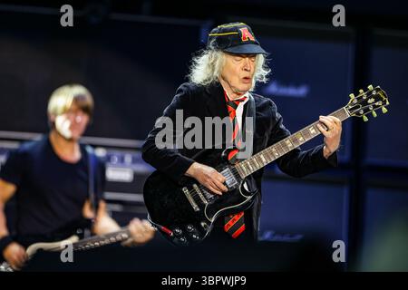 Duesseldorf, Allemagne. 08 juillet 2025. Angus Young, guitariste du groupe AC/DC, joue à un concert à Düsseldorf dans le cadre du PWR UP Tour 2025. Crédit : Christoph Reichwein/dpa/Alamy Live News Banque D'Images