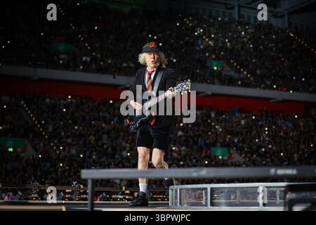 Duesseldorf, Allemagne. 08 juillet 2025. Angus Young, guitariste du groupe AC/DC, joue à un concert à Düsseldorf dans le cadre du PWR UP Tour 2025. Crédit : Christoph Reichwein/dpa/Alamy Live News Banque D'Images