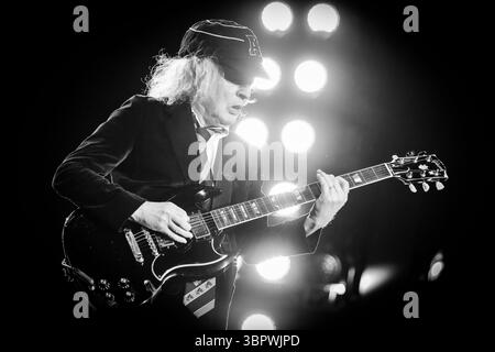 Duesseldorf, Allemagne. 08 juillet 2025. Angus Young, guitariste du groupe AC/DC, joue à un concert à Düsseldorf dans le cadre du PWR UP Tour 2025. Crédit : Christoph Reichwein/dpa/Alamy Live News Banque D'Images