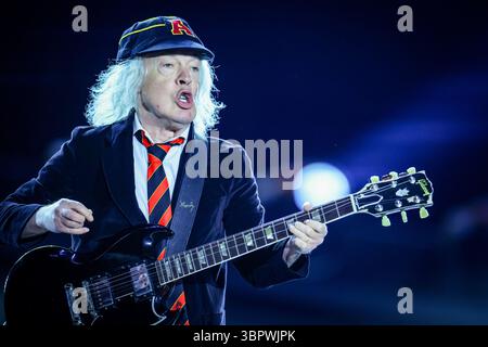 Duesseldorf, Allemagne. 08 juillet 2025. Angus Young, guitariste du groupe AC/DC, joue à un concert à Düsseldorf dans le cadre du PWR UP Tour 2025. Crédit : Christoph Reichwein/dpa/Alamy Live News Banque D'Images