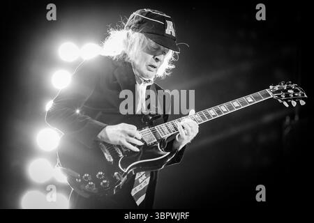 Duesseldorf, Allemagne. 08 juillet 2025. Angus Young, guitariste du groupe AC/DC, joue à un concert à Düsseldorf dans le cadre du PWR UP Tour 2025. Crédit : Christoph Reichwein/dpa/Alamy Live News Banque D'Images
