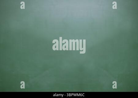 Le tableau noir vert plat présente de subtils résidus de craie et des marques de gomme dans la salle de classe Banque D'Images