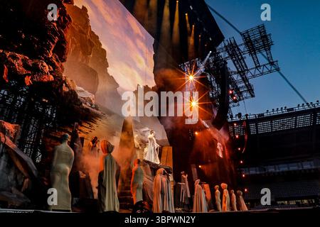 Turin, Italie. 10 juillet 2025. Le chanteur italien Mengoni lors du concert à Turin pendant MENGONI DEGAGI STADI, concert de musique à TURIN, Italie, 09 juillet 2025 crédit : Agence photo indépendante/Alamy Live News Banque D'Images