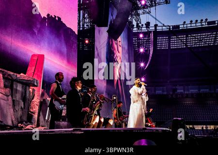 Turin, Italie. 10 juillet 2025. Le chanteur italien Mengoni lors du concert à Turin pendant MENGONI DEGAGI STADI, concert de musique à TURIN, Italie, 09 juillet 2025 crédit : Agence photo indépendante/Alamy Live News Banque D'Images