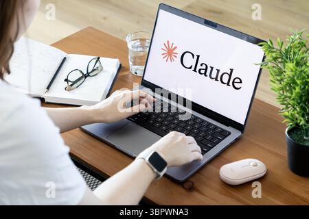 Poznan, Pologne - 15 juin 2025 : interface intuitive de l'application Claude ai sur un ordinateur portable, avec une personne utilisant l'assistant pour tas numérique moderne Banque D'Images