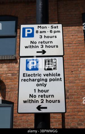 Panneau de stationnement pour point de recharge de véhicules électriques, Coventry, West Midlands, Angleterre, Royaume-Uni Banque D'Images