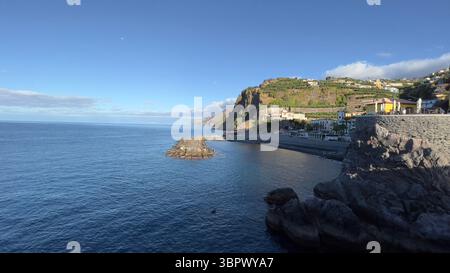 Paysage côtier avec une belle vue sur la mer, les falaises et le ciel bleu, Madère, Portugal Banque D'Images