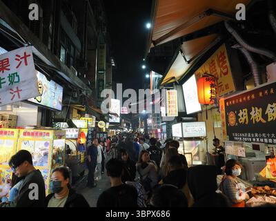 Stands de nourriture animés au marché nocturne de Raohe Street la nuit Banque D'Images