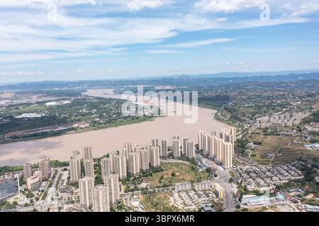 (250710) -- CHONGQING, 10 juillet 2025 (Xinhua) -- cette photo de drone aérien prise le 3 juillet 2025 montre la vue de la zone urbaine du district de Jiangjin, dans la municipalité de Chongqing, au sud-ouest de la Chine. Jiangjin est situé dans un point stratégique le long du fleuve Yangtsé. Des bâtiments urbains ont été construits le long des pentes sur les rives du fleuve. De loin, ils apparaissent comme une forêt qui pousse depuis les falaises. Ces dernières années, Jiangjin a promu la gestion écologique du fleuve Yangtsé. L'amélioration de la qualité de l'eau a attiré des espèces rares de poissons à revenir. (Xinhua/Huang Wei) Banque D'Images