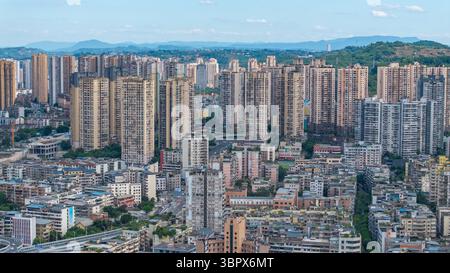 (250710) -- CHONGQING, 10 juillet 2025 (Xinhua) -- cette photo de drone aérien prise le 3 juillet 2025 montre la vue de la zone urbaine du district de Jiangjin, dans la municipalité de Chongqing, au sud-ouest de la Chine. Jiangjin est situé dans un point stratégique le long du fleuve Yangtsé. Des bâtiments urbains ont été construits le long des pentes sur les rives du fleuve. De loin, ils apparaissent comme une forêt qui pousse depuis les falaises. Ces dernières années, Jiangjin a promu la gestion écologique du fleuve Yangtsé. L'amélioration de la qualité de l'eau a attiré des espèces rares de poissons à revenir. (Xinhua/Huang Wei) Banque D'Images