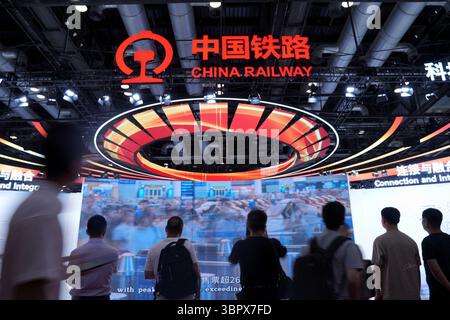 Les visiteurs visitent le stand d'exposition du China State Railway Group Co., Ltd. Beijing, Chine.9th juillet 2025. La 17e exposition internationale des technologies et équipements ferroviaires modernes de Chine, qui s'est tenue parallèlement au 12e Congrès mondial sur le train à grande vitesse, a attiré de nombreux visiteurs au China National Convention Center à Pékin, capitale de la Chine, le 9 juillet 2025. Crédit : Zhang Xiangyi/China News Service/Alamy Live News Banque D'Images