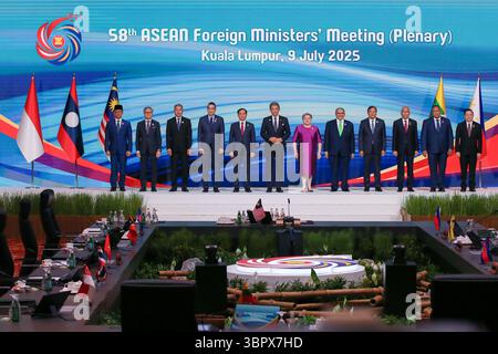 (De gauche à droite) Ministre des Affaires étrangères de l'Indonésie Sugiono, Ministre des Affaires étrangères du Laos Thongsavanh Phomvihane, Ministre des Affaires étrangères de Singapour Vivian Balakrishnan, Ministre des Affaires étrangères de Thaïlande Maris Sangiampongsa, Ministre des Affaires étrangères du Vietnam Bui Thanh son, Ministre des Affaires étrangères de Malaisie Mohamad Hasan, Ministre des Affaires étrangères des Philippines Theresa Lazaro, Ministre des Affaires étrangères du Brunei Erywan Yusof, Ministre cambodgien Prak Sokhonn, Ministre des Affaires étrangères du Myanmar, Ministre des Affaires étrangères du Myanmar/Timor oriental Kyito Bendo Nyito Bendo Banque D'Images
