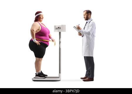 Femme en surpoids dans une clinique de perte de poids avec un médecin masculin isolé sur fond blanc Banque D'Images