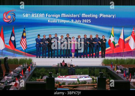 (De gauche à droite) Ministre des Affaires étrangères de l'Indonésie Sugiono, Ministre des Affaires étrangères du Laos Thongsavanh Phomvihane, Ministre des Affaires étrangères de Singapour Vivian Balakrishnan, Ministre des Affaires étrangères de Thaïlande Maris Sangiampongsa, Ministre des Affaires étrangères du Vietnam Bui Thanh son, Ministre des Affaires étrangères de Malaisie Mohamad Hasan, Ministre des Affaires étrangères des Philippines Theresa Lazaro, Ministre des Affaires étrangères du Brunei Erywan Yusof, Ministre cambodgien Prak Sokhonn, Ministre des Affaires étrangères du Myanmar, Ministre des Affaires étrangères du Myanmar/Timor oriental Kyito Bendo Nyito Bendo Banque D'Images