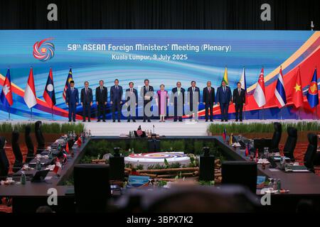 (De gauche à droite) Ministre des Affaires étrangères de l'Indonésie Sugiono, Ministre des Affaires étrangères du Laos Thongsavanh Phomvihane, Ministre des Affaires étrangères de Singapour Vivian Balakrishnan, Ministre des Affaires étrangères de Thaïlande Maris Sangiampongsa, Ministre des Affaires étrangères du Vietnam Bui Thanh son, Ministre des Affaires étrangères de Malaisie Mohamad Hasan, Ministre des Affaires étrangères des Philippines Theresa Lazaro, Ministre des Affaires étrangères du Brunei Erywan Yusof, Ministre cambodgien Prak Sokhonn, Ministre des Affaires étrangères du Myanmar, Ministre des Affaires étrangères du Myanmar/Timor oriental Kyito Bendo Nyito Bendo Banque D'Images