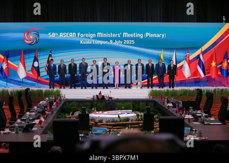 (De gauche à droite) Ministre des Affaires étrangères de l'Indonésie Sugiono, Ministre des Affaires étrangères du Laos Thongsavanh Phomvihane, Ministre des Affaires étrangères de Singapour Vivian Balakrishnan, Ministre des Affaires étrangères de Thaïlande Maris Sangiampongsa, Ministre des Affaires étrangères du Vietnam Bui Thanh son, Ministre des Affaires étrangères de Malaisie Mohamad Hasan, Ministre des Affaires étrangères des Philippines Theresa Lazaro, Ministre des Affaires étrangères du Brunei Erywan Yusof, Ministre cambodgien Prak Sokhonn, Ministre des Affaires étrangères du Myanmar, Ministre des Affaires étrangères du Myanmar/Timor oriental Kyito Bendo Nyito Bendo Banque D'Images