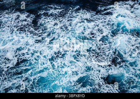 Mer rapide en bateau à voile. Scène spectaculaire et pittoresque. Le monde de la beauté. Banque D'Images