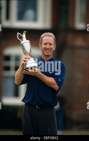 010722 ROYAL LYTHAM ST. ANNES, BLACKPOOL, UK/ PHOTO MARK NEWCOMBE/ THE OPEN CHAMPIONSHIP 2001 Un heureux sourire David Duval avec le trophée crédit photo : Mark Newcombe / visions in Golf L'Open Championship 2001 a été un autre événement important dans l'histoire du golf, et la victoire de David Duval a été particulièrement notable. L'Open Championship 2001 Royal Lytham & St Annes Golf Club, Lytham St Annes, Lancashire, Angleterre score gagnant : 4 sous par (276 coups au total) marge de victoire : 3 coups la victoire de David Duval en 2001 à Royal Lytham & St Annes a été sa première et unique victoire en championnat majeur. C'était le cas Banque D'Images