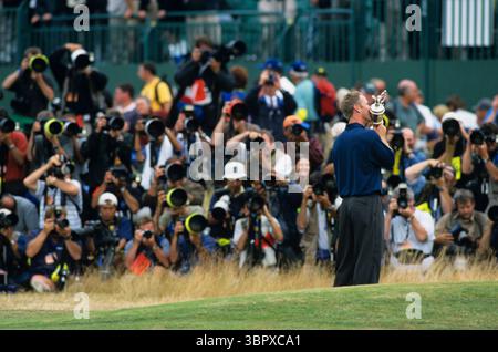 010722 ROYAL LYTHAM ST. ANNES, BLACKPOOL, UK/THE OPEN CHAMPIONSHIP 2001 David Duval avec le trophée devant les photographes crédit photo : Mark Newcombe / visions in Golf L'Open Championship 2001 a été un autre événement important dans l'histoire du golf, et la victoire de David Duval a été particulièrement notable. L'Open Championship 2001 Royal Lytham & St Annes Golf Club, Lytham St Annes, Lancashire, Angleterre score gagnant : 4 sous par (276 coups au total) marge de victoire : 3 coups la victoire de David Duval en 2001 à Royal Lytham & St Annes a été sa première et unique victoire en championnat majeur. C'était une pause Banque D'Images