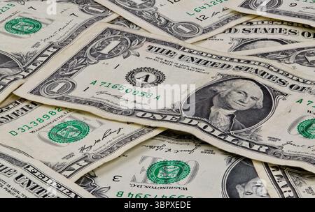 Pile de dollars américains utilisés billets de trésorerie partiels argent closeup concept d'économie financière. Banque D'Images