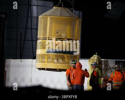 Los Angeles, Californie, États-Unis. 9 juillet 2025. Les gens travaillent près de l'entrée du tunnel effondré à Wilmington, Los Angeles, Californie, États-Unis le 9 juillet 2025. Trente et un travailleurs, qui étaient piégés à la suite d'un effondrement d'un tunnel dans la région de Wilmington à Los Angeles mercredi soir, ont été secourus, a déclaré le service d'incendie de Los Angeles. Crédit : Qiu Chen/Xinhua/Alamy Live News Banque D'Images