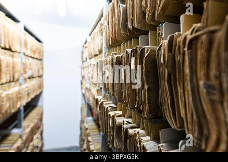 Hanovre, Allemagne. 09 juillet 2025. Les dossiers fonciers sont conservés dans une salle d'archives du tribunal local de Hanovre. Crédit : Michael Matthey/dpa/Alamy Live News Banque D'Images
