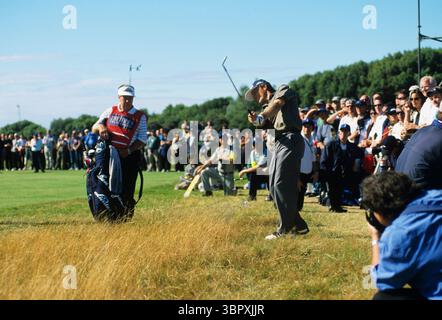 Bernhard Langer et caddy Peter Coleman 010722/ ROYAL LYTHAM ST. ANNES, BLACKPOOL, ROYAUME-UNI/ PHOTO MARK NEWCOMBE/ THE OPEN CHAMPIONSHIP 2001 Banque D'Images