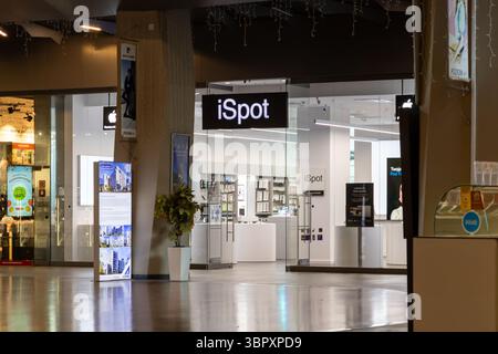 Poznan, Pologne - 18 juin 2025 : magasin de vente au détail de technologie ISPOT avec divers produits Apple exposés à l'intérieur d'un élégant centre commercial moderne, traiteur e Banque D'Images