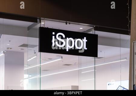Poznan, Pologne - 18 juin 2025 : enseigne lumineuse ISPOT identifiant une entrée de magasin d'électronique moderne, une destination clé pour la technologie Banque D'Images